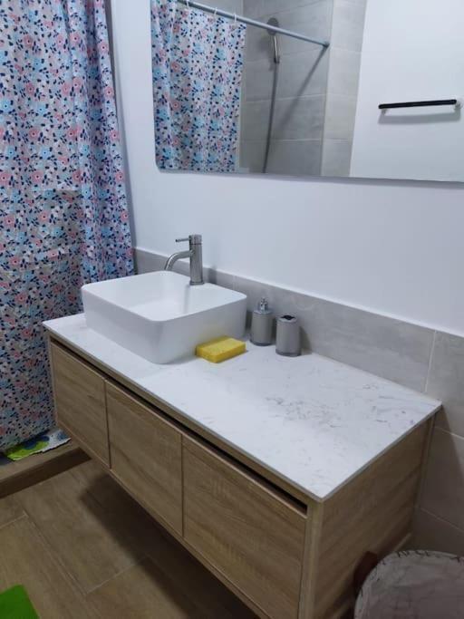 Superbe Appartement Avec Parking Gratuit Et Garde Dakar Exterior foto